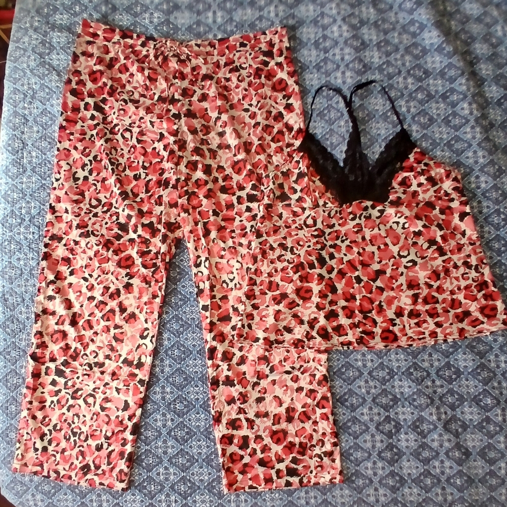 Jones New York Signature Satin Leopard Print Pyjama Set